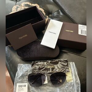 Tom Ford FT0784W5928b
Shiny Rose Gold Gradient Smoke Pilot Sunglasses